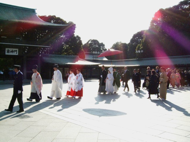 2008/1/25 15年ぶりに明治神宮へ参拝。御社殿はとても清々しい気を感じる。この日は大安ということもあり、数組の結婚の参進の儀をを見かけた。その中の1組、国際結婚カップルの参進の儀を写すと、天から祝福なる紫とピンク色の神々しい光が射していた。