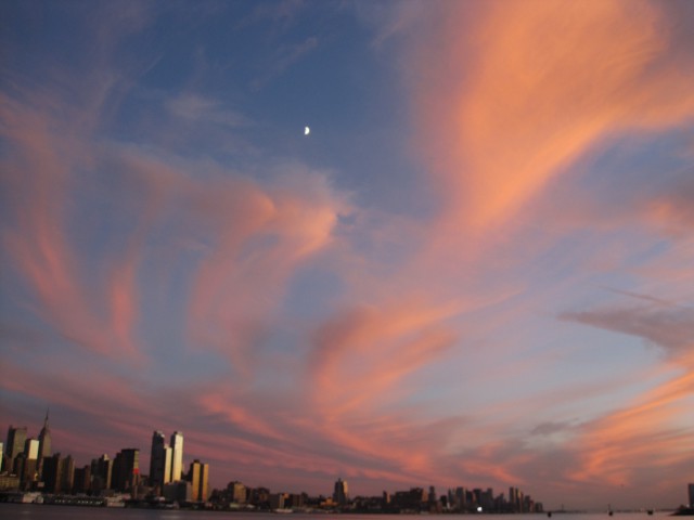 2009/10/25 マンハッタンを囲むようにダイナミックな夕焼け雲。 