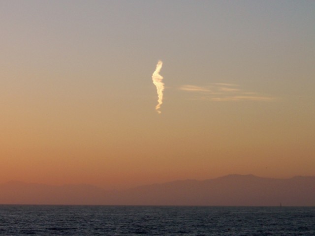 2007/8/13 ロサンゼルスのサンタモニカ・ビーチにて、海上にポツンと1つだけ奇妙な形をした雲が現れた。これは観音菩薩の姿にそっくりである。