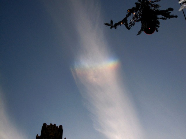 2009/12/18 マンハッタン上空で、不思議な形の雲を見つめていた。その時、「ショーが始まるよ。」という天の声がしたので、見晴らしのいいBryant Parkで待機した。すると、次々と羽のような美しい雲が現れ、30分間に7つの環天頂アーク（巻雲の虹）を見せてくださった。こんな美しい雲が現れているのにも関わらず、誰一人として、この雲に気づいてる人はおらず、独り占めでした。 