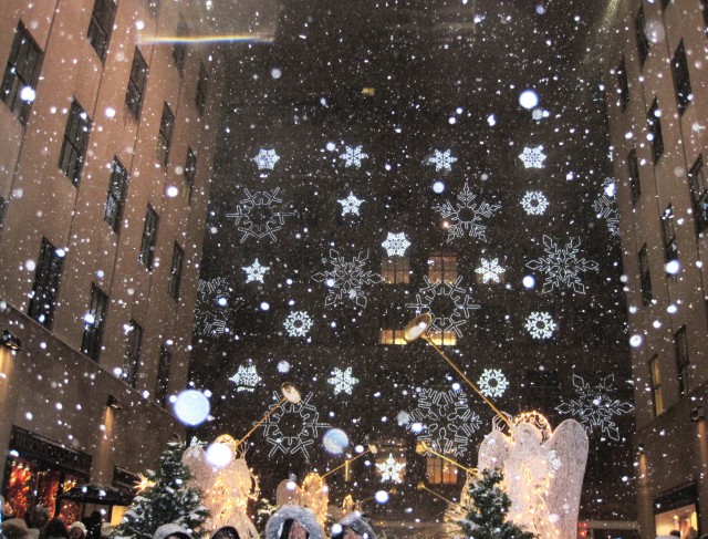 2009/12/19 ホワイトクリスマスのロックフェラーセンターにて、Sacks Fifth Ave.デパートに映し出される雪のネオンと本物の雪との美しいコラボレーション。