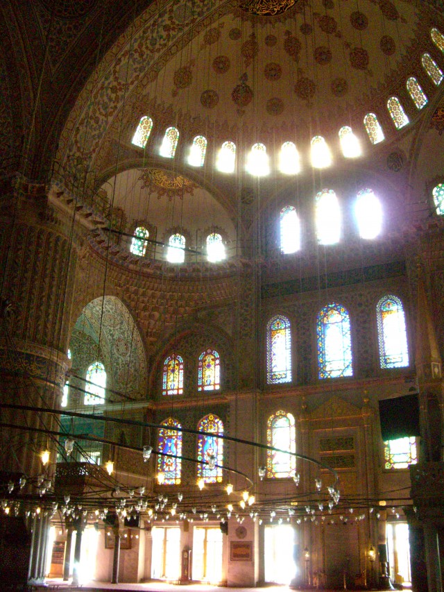 2009/9/16 トルコのイスタンブールにあるイスラム教寺院ブルーモスク、照明とステンドグラスの美しさに魅了される。