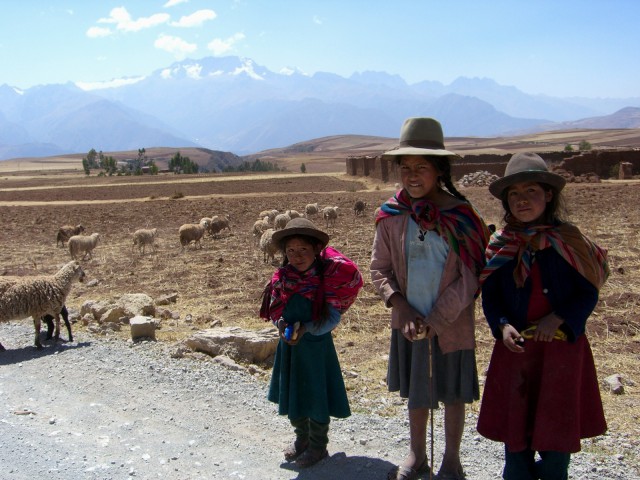 2005/9/4 ペルー郊外、アンデス山脈を背に、農業や酪農を手伝う子供たちと出会った。彼らは学校へ行けない4-12歳の子供達で、赤ん坊を背負いながら、畑仕事や放牧を手伝っている。そんな現状に胸を打たれ、彼女たちのピュアな瞳と笑顔に癒された。