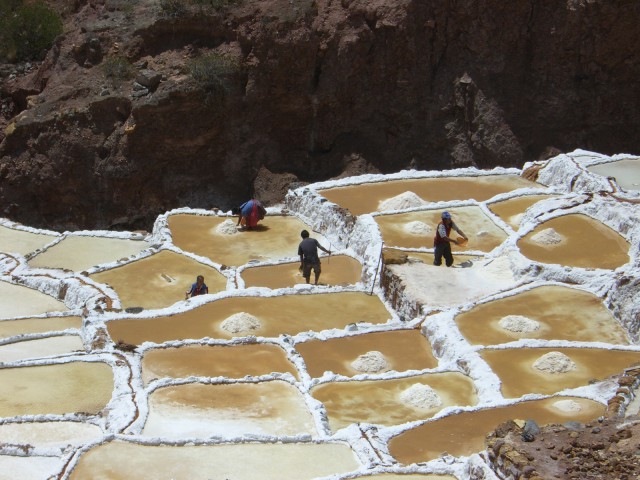 2005/9/4 ペルーの標高3600ｍにあるマラス塩田で働く人々。
