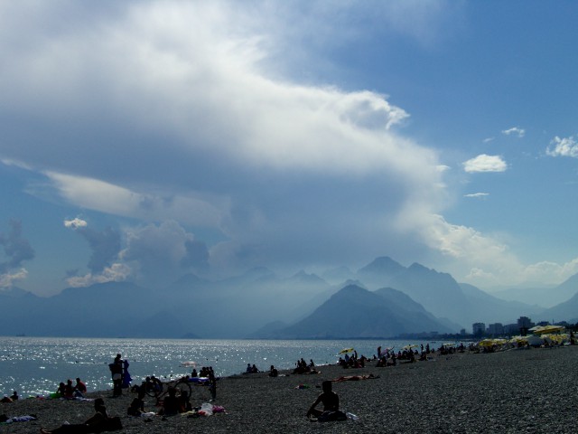 2007/9/22 トルコの地中海リゾートであるアンタルヤの海岸にて、ダイナミックな雲と山々。