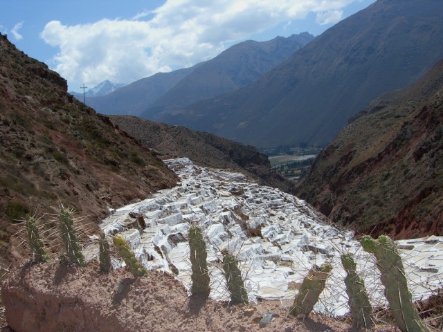 2005/4/4 ペルー標高3,600ｍにある「マラスの塩田」、白くてまるで積雪のゆようでした。