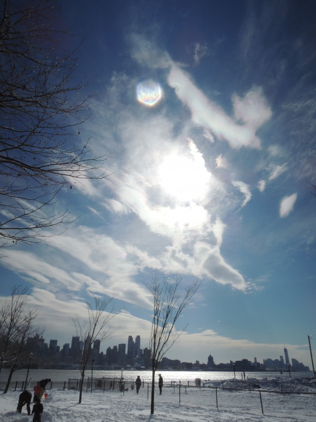 2013/2/9 大雪の降った翌日に写した近所の風景に、六角形の光が見える。光の中には、雪の結晶のような模様もくっきりと見え、それは美しい。 