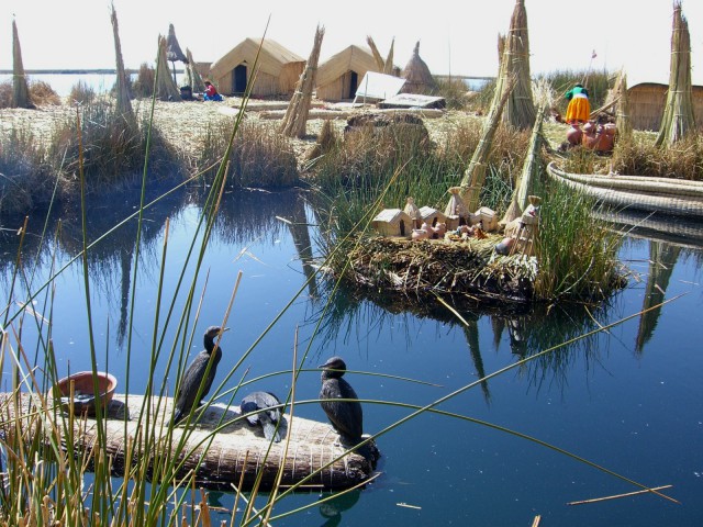 2005/9/7 ペルーの標高3800ｍ琵琶湖の13倍あるティティカカ湖に浮かぶ「トトラ」と呼ばれる葦でできたウロス島に住む人々の生活。