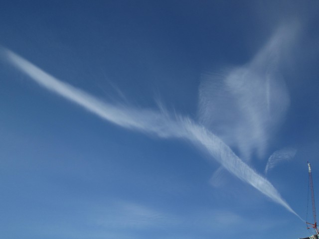 2011/12/29 2つの雲は互いに絡み合い、まるで生きているかのよう。龍のような雲はそれは美しい形でした。