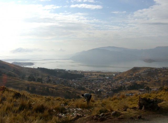 2005/9/9 ペルーの標高3800ｍに位置するティティカカ湖畔プーノの街を去る前に車内から写した一枚に、ゴミを拾う一人の男性の姿が写っていた。