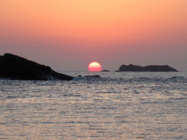 2011/12/18 島根県出雲地方の日御碕神社近くの海岸より夕陽を望む。