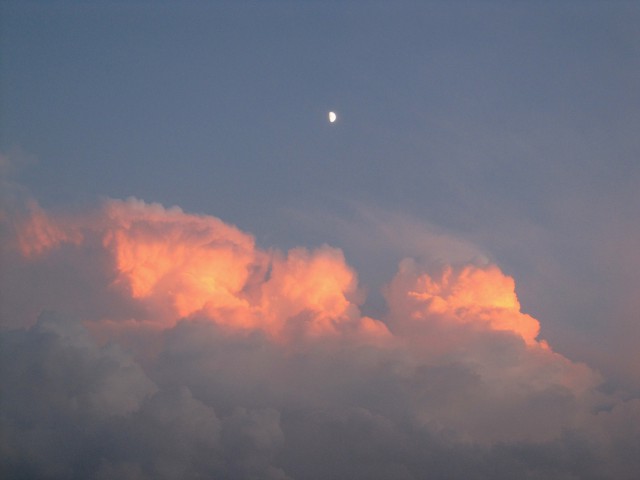 2010/7/19 夕立前の夕陽に照らされる入道雲