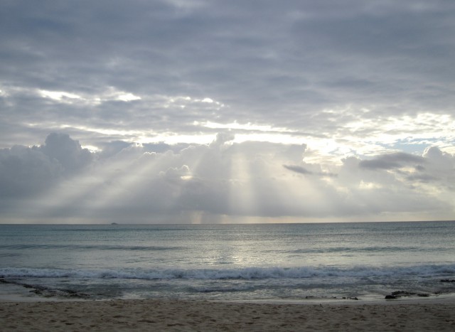 2011/2/11 メキシコのユカタン半島Playa del carmenのビーチで見た末広がりの光芒は縁起良さそうである。