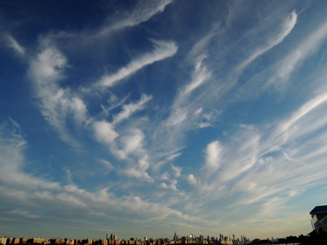 2012/9/19 NY市上空に広がる白羽雲 