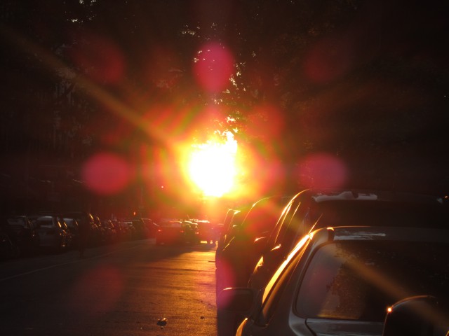 2011/6/30 太陽が活発なこの時期、NY市内で夕陽を撮影すると、メラメラと燃えるようなエネルギーが写った。