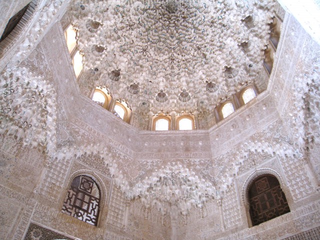 2008/11/9 スペイン、グラナダにあるイスラム教からキリスト教の寺院となったアルハンブラ宮殿。鍾乳石飾りの天井が素晴らしい「アベンセラヘスの間」。クモの巣をイメージしたものといわれ、八角形の天井から無数の宝石が垂れ下がっているよう。