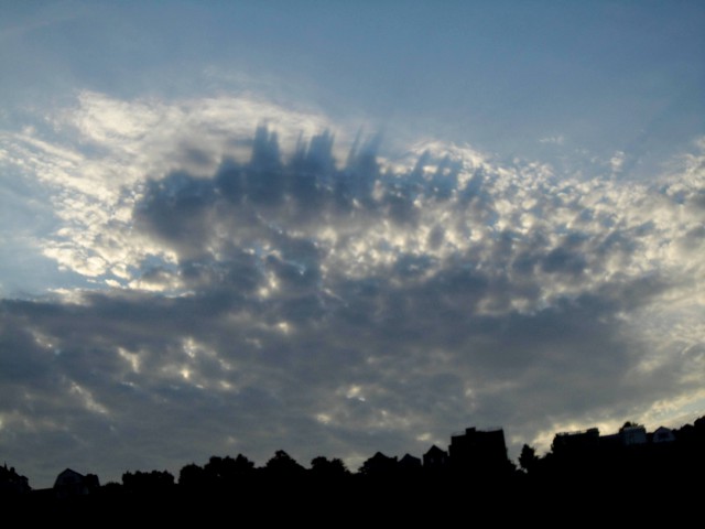 2012/7/22 雲の中からニョキニョキと筋のような雲が伸びてきた。まるでマンハッタンの高層ビル群を真似しているかのような雲でした。