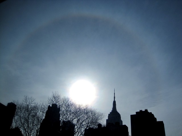 2010/1/22 エンパイヤステートビルの上空に「幻日環（げんじつかん）」現れる。別名、日輪・日暈・白虹ともいい、氷晶の表面での太陽光の反射によって起こる大気光学現象。