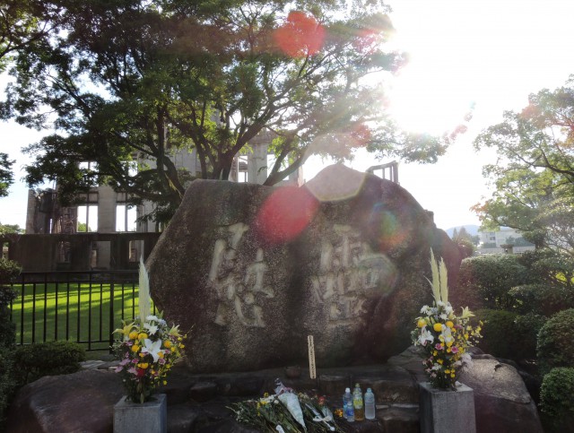 2012/8/6 広島原爆祈念日に原爆ドームの横にある慰霊碑に現れた六角形の光。六角形の光の形象は白山道氏の解説では、光の形象のことを「亀甲紋」といい、出雲大社をはじめ、全国のスサノオ系の神社や、国津神が御祭神の神社において、この亀甲紋の形象が神社を表わす紋章として使用されているそうで、そこが神気の地ということを意味しているというそう。