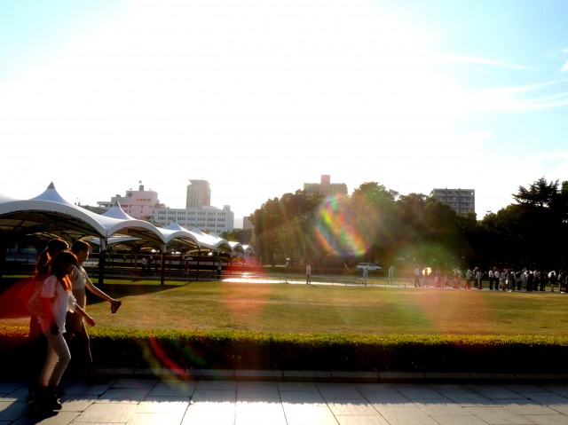 2012/8/6 初めて広島原爆祈念式典へ出席した。その日、第二時世界大戦で広島・長崎へ原爆投下を命じた当時のトゥルーマン大統領の孫である ダニエル氏も式典に出席。友人がダニエル氏のアテンドをすることになり、私も共に心を寄せ合いたいと思い参列。私の祖父は北関東で戦死していて、「家系のカルマを引き継ぐのは、世・・・孫にいく。」ということから、それぞれ立場は違うが、トゥルーマン大統領の心のどこかに原爆投下に対する思い、もしくは犠牲者への追悼を孫であるダニエル氏がすることで、カルマの解消への使命もあり広島・長崎への訪問へと導かれたのではないかとも。 虹色の六角形の光は、平安を示しているかのようである。 