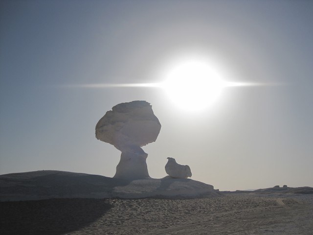2010/9/26 エジプト西部砂漠地帯（バハレイヤ・ファラフラ）には、たくさんのキノコの形など奇石が見られる。その中の1つであるキノコとヒヨコ岩のコンビ。ここでは不思議と太陽にラインの光が入る。