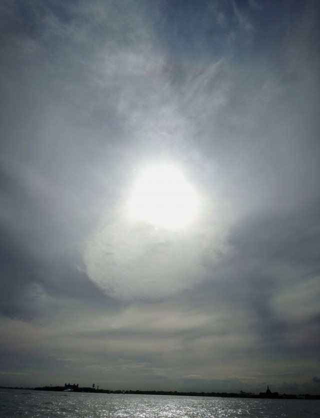 2013/5/7 NYのダウンタウンBattery Parkにて目撃した太陽を包む大きな玉響のような雲。上部に日暈もかかっていて神秘的。