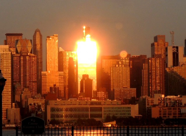 2013/5/15 マンハッタンのビルに夕陽が反射している右横に、UFOを思わせる光が写っている。