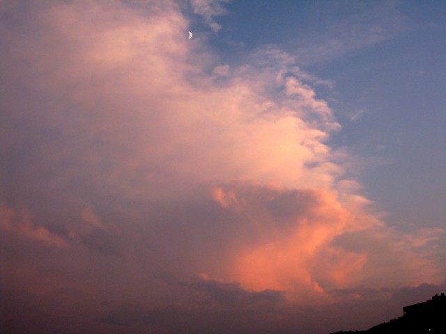 2009/7/29 NY上空、夕陽に照らされる巨大なカナトコ雲。月と共にゴージャスな瞬間。