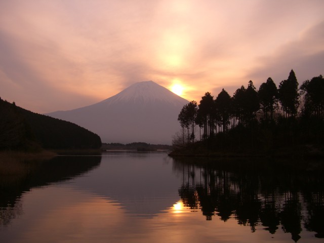 2007/4/10 田貫湖畔にて、日の出を拝みながら二重富士を楽しむ。
