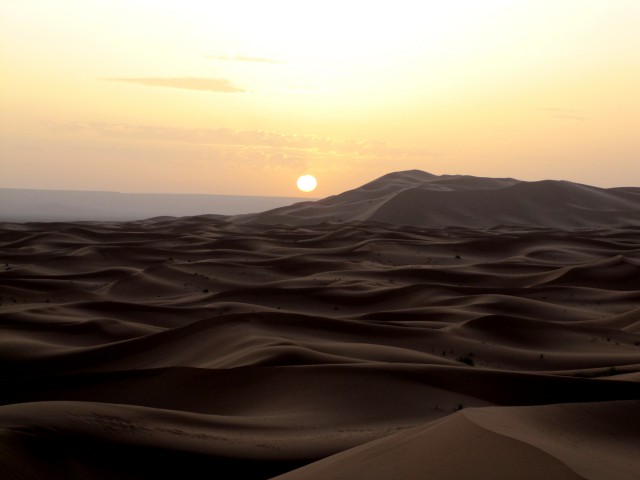 2009/9/24 モロッコのサハラ砂漠。東西5600km、南北1700km、面積約1000万km2のアフリカ大陸の1/3近くを占める世界最大の砂漠。我々人類のルーツ、故郷でもあるサハラをラクダに乗って移動し、朝陽を望む。そんな悠久の大自然を味わう。