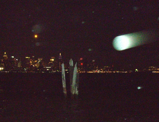 2007/6/1 肉眼は見えないハドソン川の上を飛ぶ謎の白い光。