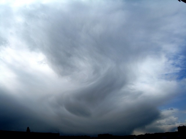 2008/10/29 おどろおどろしい雲が上空に現れた。象の鼻のように見えるこの雲は、インドのヒンドゥー教の神ガネーシャに見える。ガネーシャが太鼓腹の人間の身体に 片方の牙の折れた象の頭をもった神で、4本の腕をもつ。障害を取り去り、また財産をもたらす商業の神・学問の神とされる。