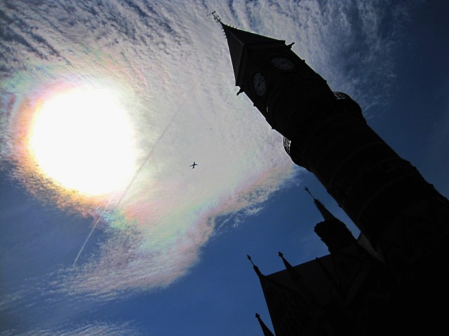 2010/4/8 NYにて、”Earth & Sky”というテーマの写真展(2010/6/25)を行う ことが決まった日、NYのGreenwich Villageにある教会の前を通った時に空に向い、写真展の報告と感謝の気持ちを伝えた。その直後、太陽を囲む雲が虹色に輝いて、祝福しているかよう。彩雲と教会のシルエットのバランスが絶妙で、この写真を展示会のイメージ写真として起用させていただいた記念なる一枚。